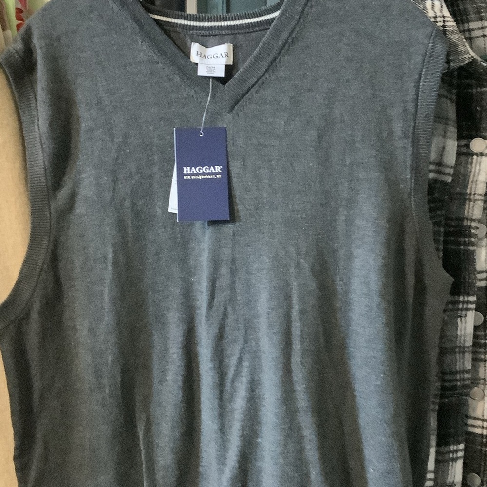 Haggar Gray Sleeveless Knit‎ sweater vest, new, Medium